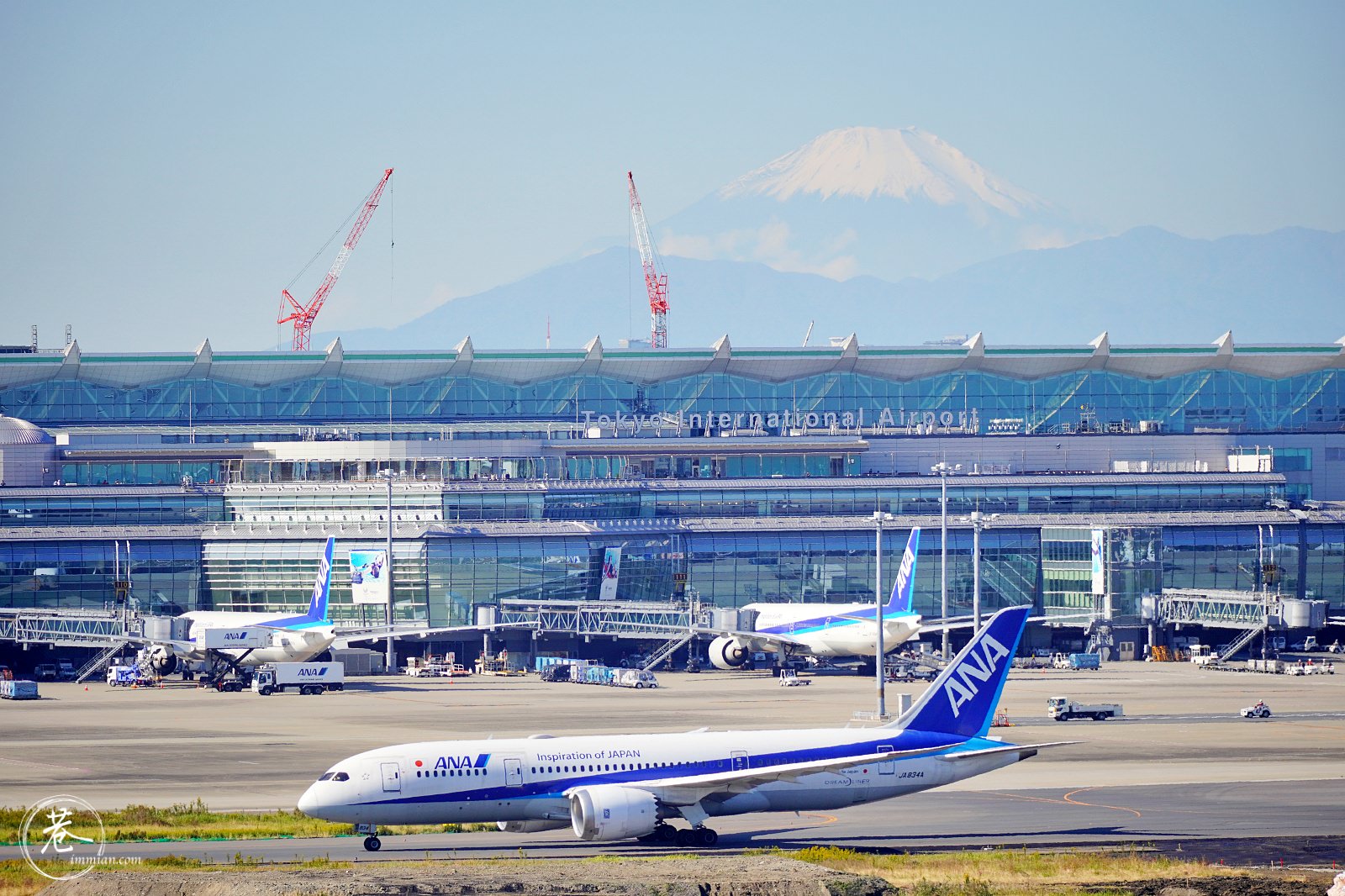 東京旅遊 富士山和飛機的合照 羽田機場國內線第一航廈拍飛機攻略 巷子裡的生活