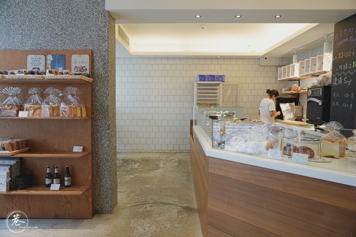 【內湖咖啡】REEDS coffee & bakery，早鳥獨享的麵包、咖啡、和落地窗光 巷子裡的生活